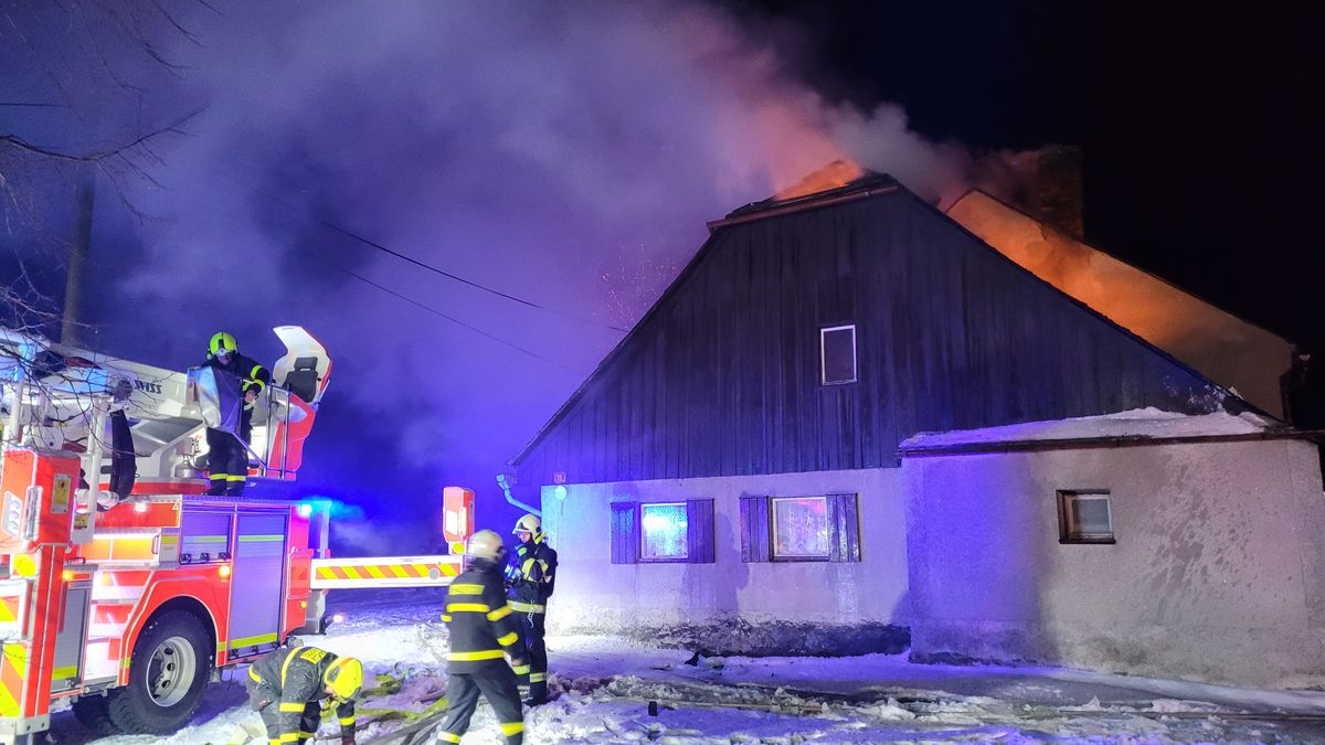 Na Bruntálsku hořela střecha rodinného domu a stodoly, škoda jde do milionů
